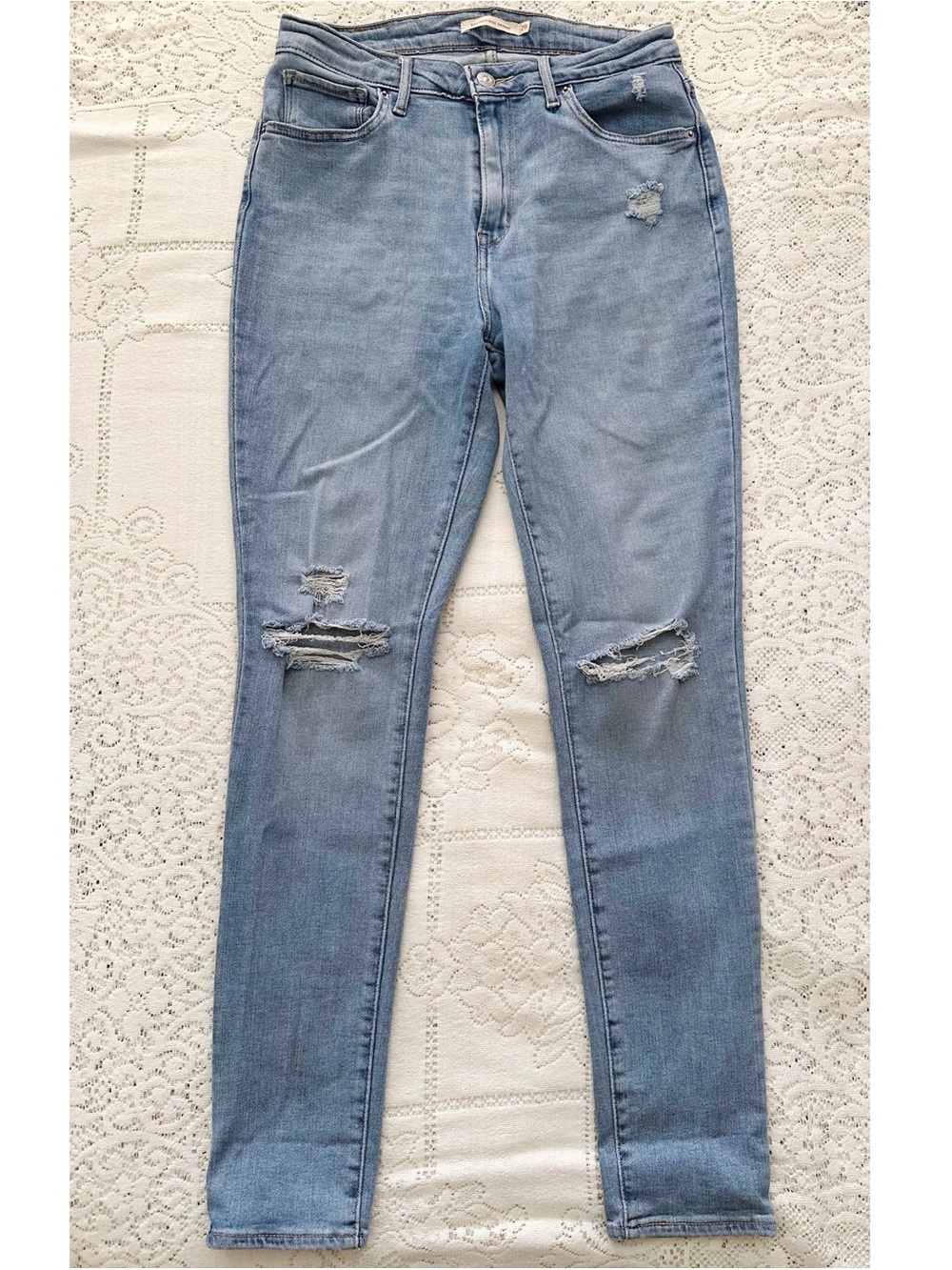 Levi’s 721 High Rise Skinny Size 29 Light Wash Distressed Knee Denim Jeans
